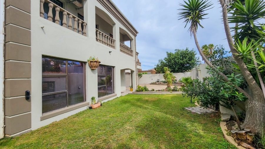 To Let 6 Bedroom Property for Rent in Sunset Beach Western Cape